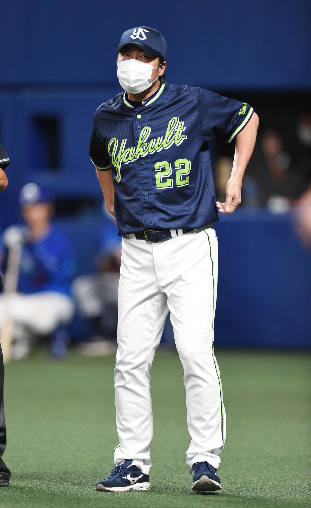 プロ野球中日対ヤクルト　7回裏中日2死一、三塁、選手交代を告げる高津臣吾監督（撮影・森本幸一）