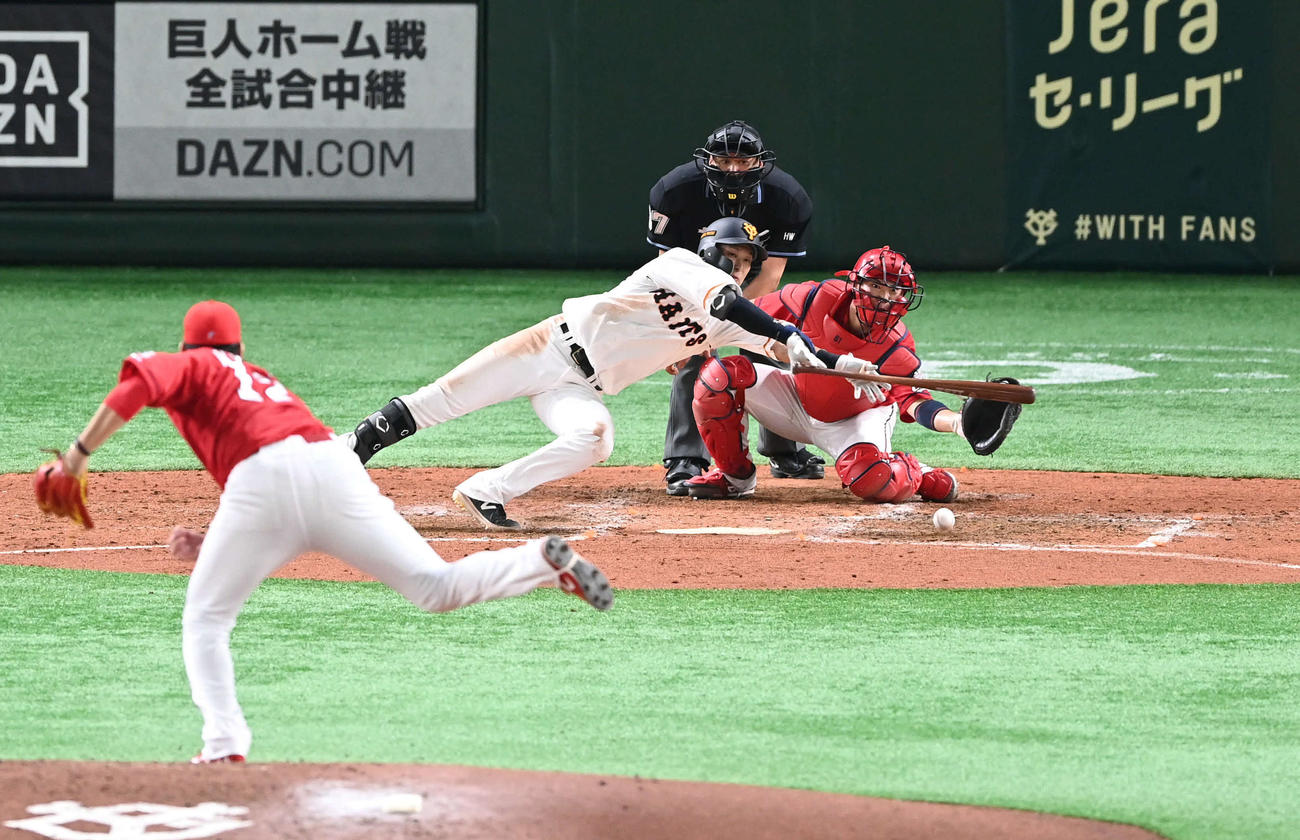 巨人対広島　4回裏巨人1死三塁、スクイズを試みる吉川尚。投手九里（撮影・山崎安昭）