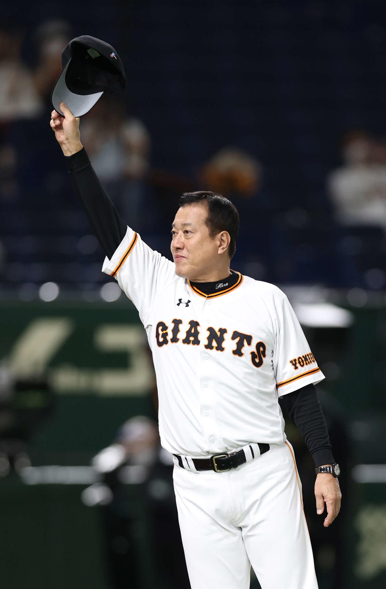 巨人対広島　広島に大勝し、客席に帽子を振る巨人原監督（撮影・河野匠）