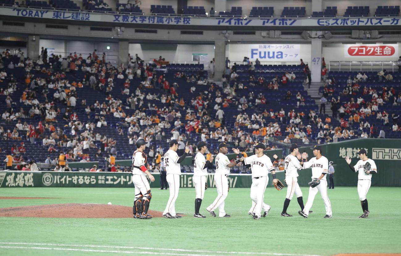 巨人対広島　東京ドームでの来場者上限引き上げ初日に大勝し喜び合う巨人ナイン（撮影・河野匠）