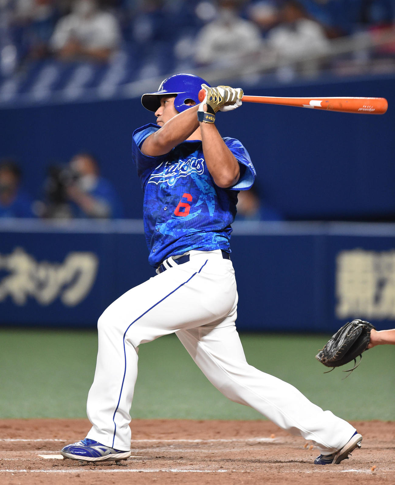 中日対ヤクルト　5回裏中日1死二塁、中前適時打を放つ平田（撮影・森本幸一）