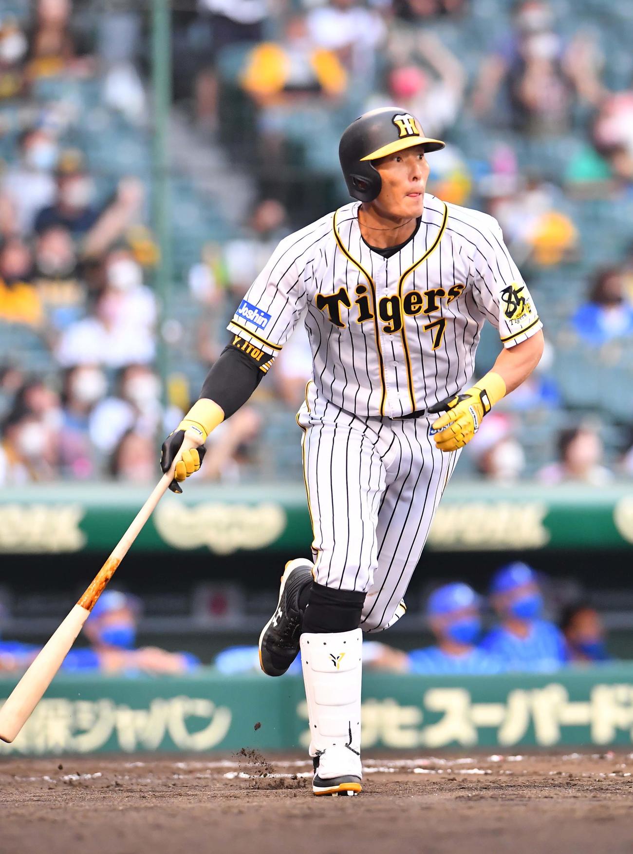 阪神対DeNA　8回裏阪神1死二、三塁、右中間に勝ち越し2点適時安打を放つ糸井嘉男（撮影・上田博志）