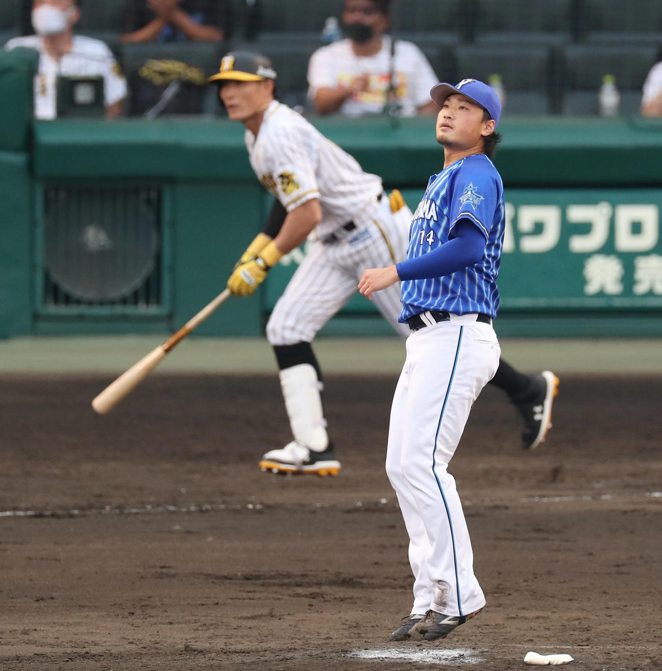 阪神対DeNA　8回裏阪神1死二、三塁、糸井に勝ち越し2点適時二塁打を浴びる石田（撮影・前田充）