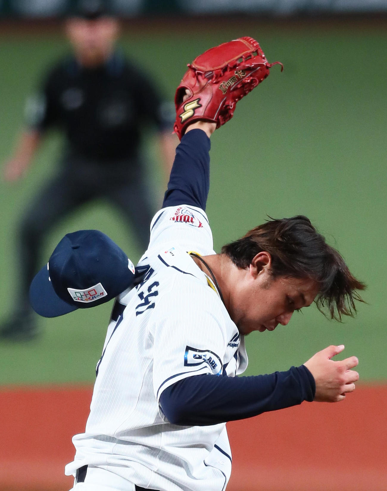 西武対日本ハム　2回表日本ハム無死、王柏融の打球にグラブを出すも捕球できず中前打を許す西武高橋光（撮影・足立雅史）