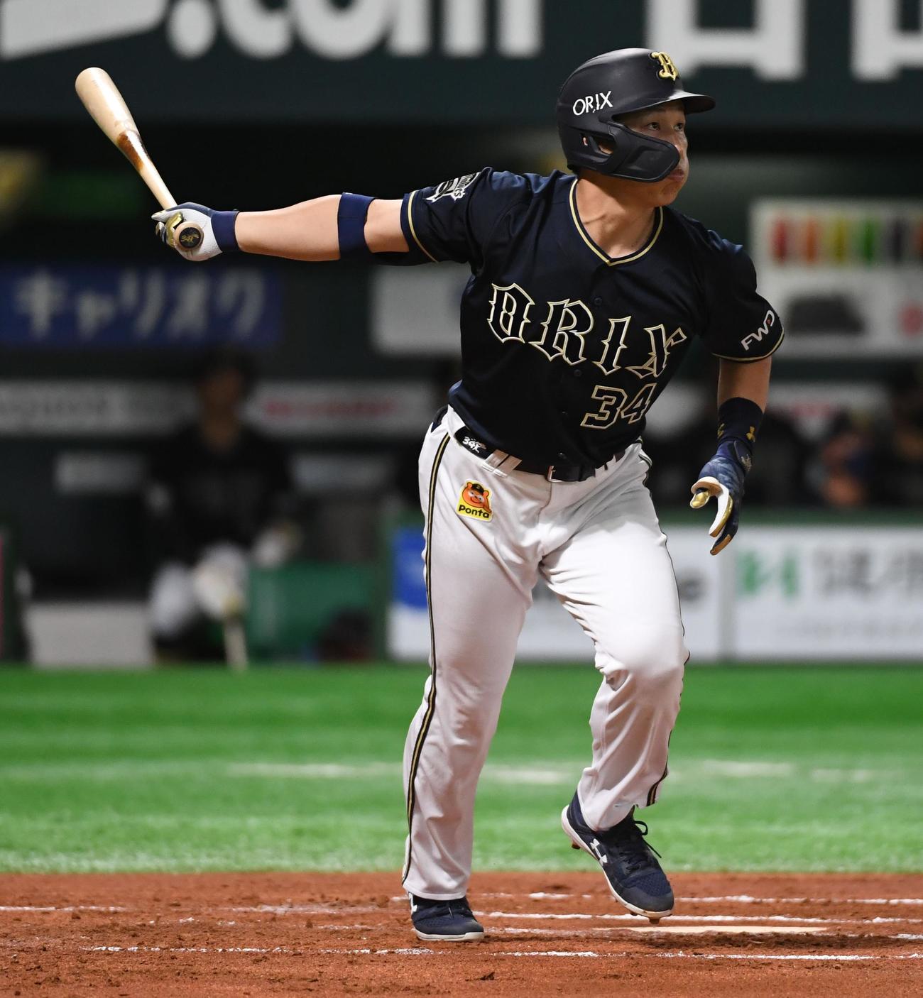 ソフトバンク対オリックス　2回表オリックス無死、右越えに先制のソロ本塁打を放つ吉田正（撮影・今浪浩三）