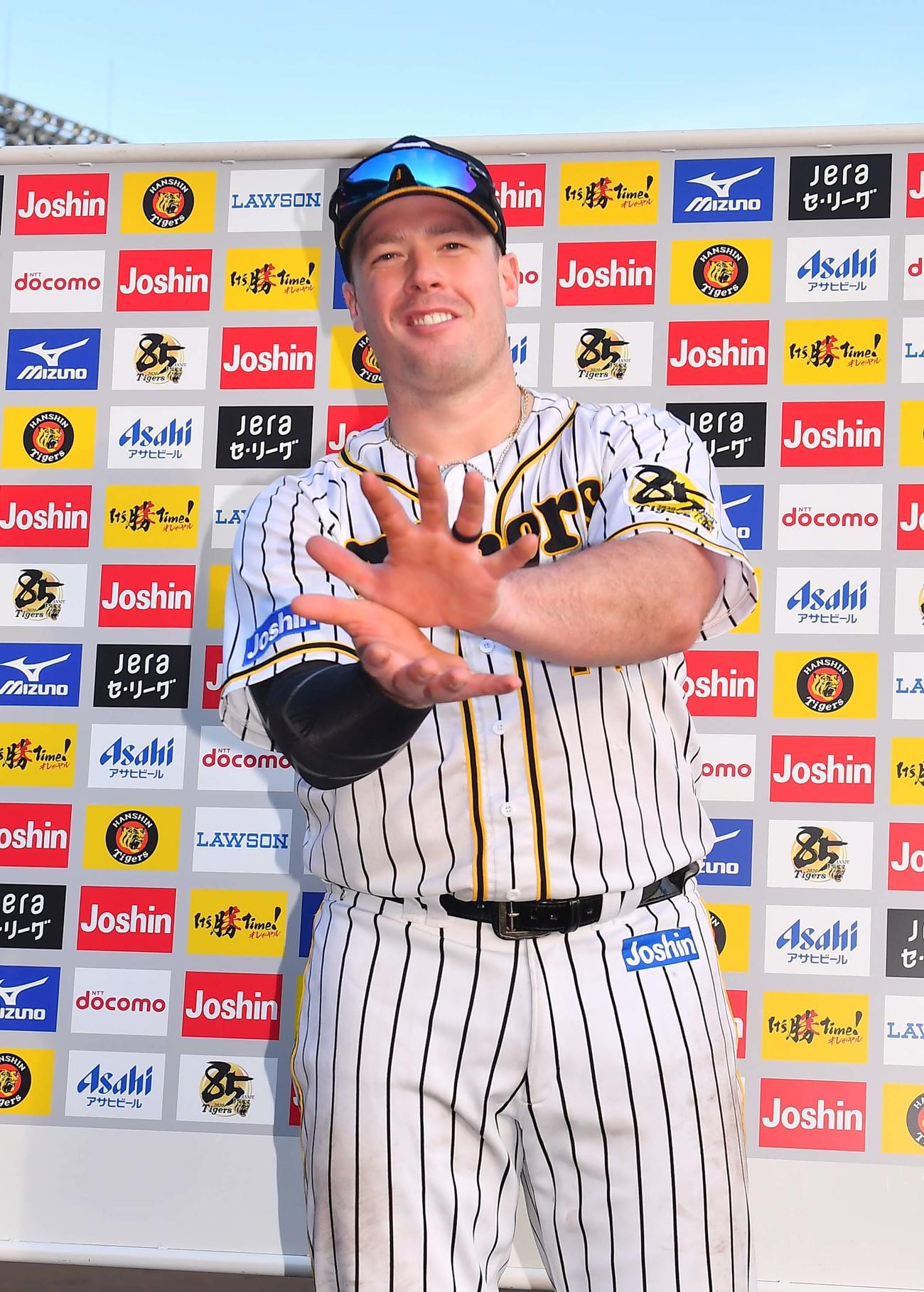 お立ち台でファイヤボールポーズをするジャスティン・ボーア（撮影・上田博志）