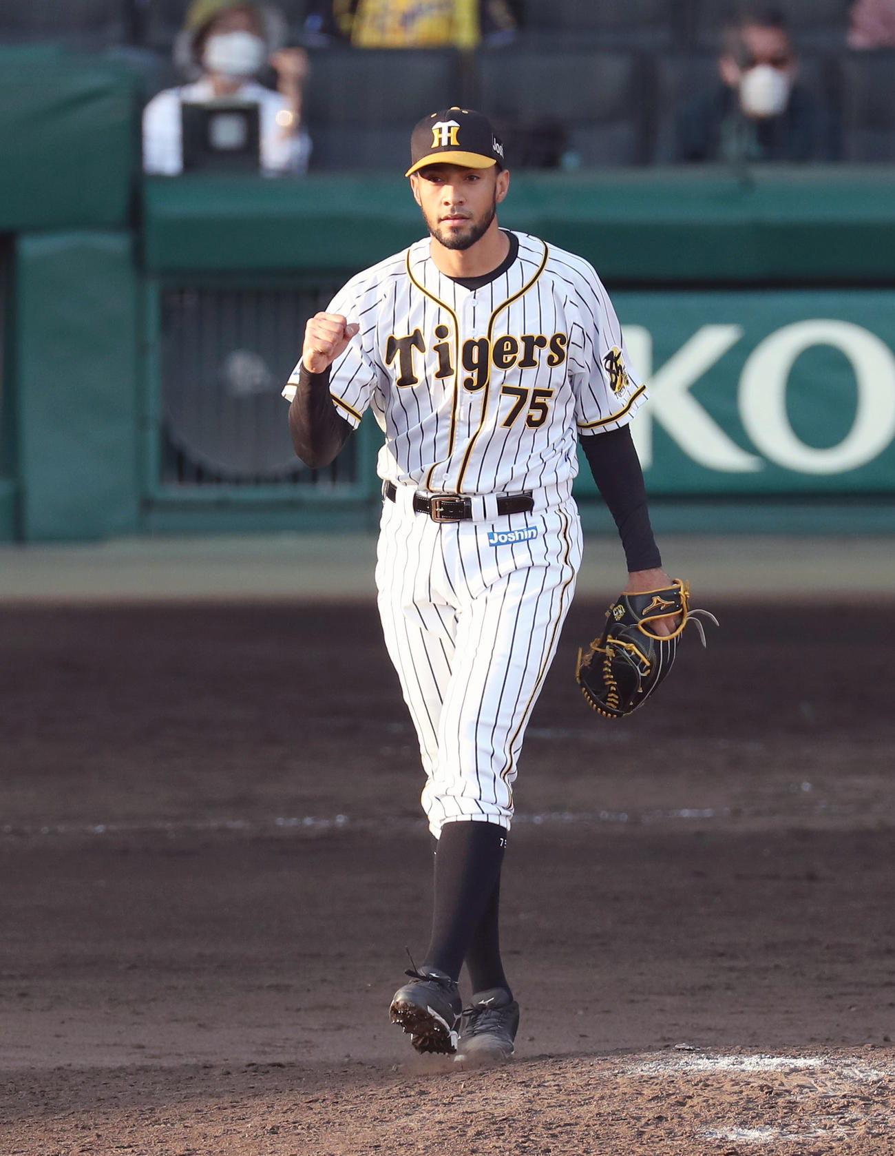 阪神対DeNA　9回表、最後の打者を遊飛に仕留めガッツポーズするスアレス（撮影・前田充）