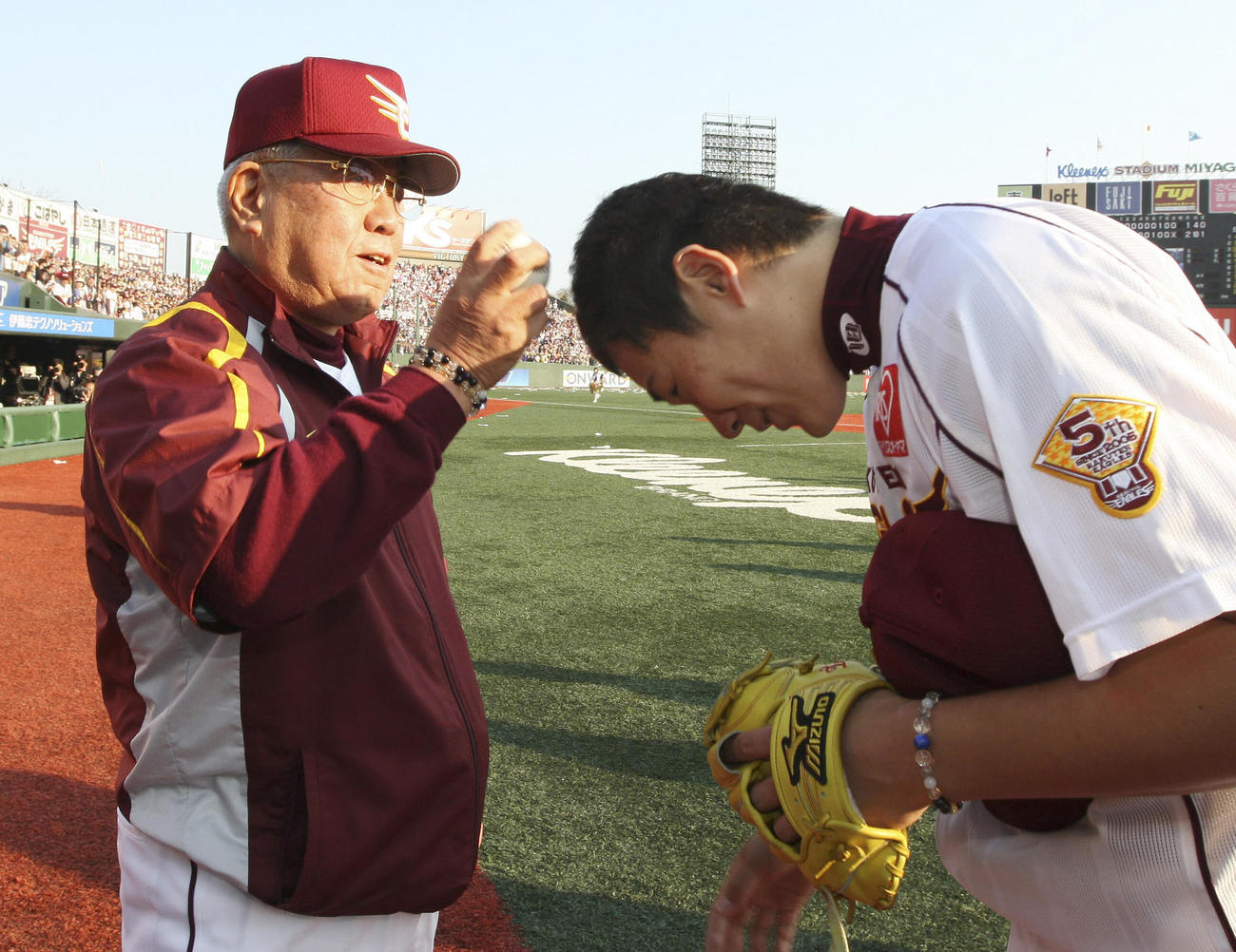 監督通算1500勝を挙げた野村監督に先発田中将大（右）がウイニングボールを贈る（2009年4月29日）