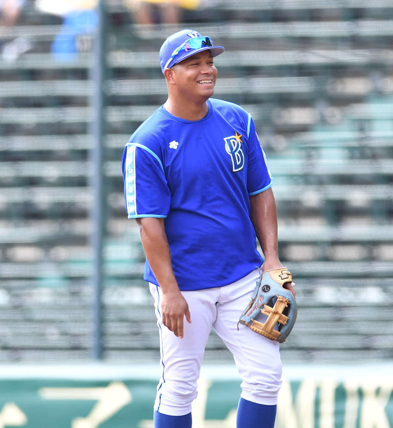 阪神対DeNA17回戦　試合前、一塁の守備位置につき笑顔を見せるDeNAホセ・ロペス（撮影・岩下翔太）