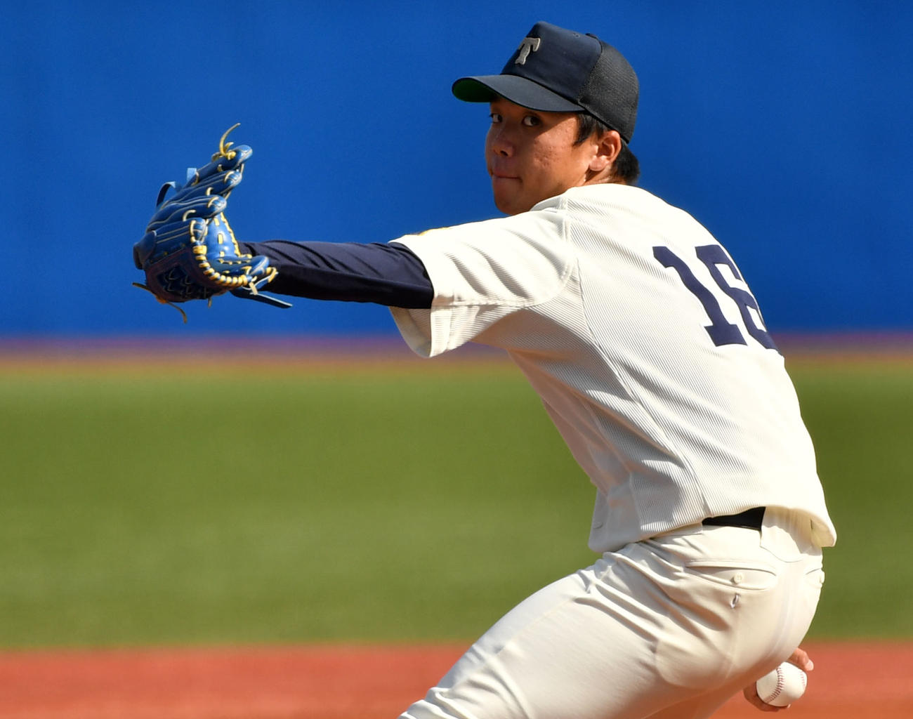 中大対東洋大　力投する東洋大先発の村上（撮影・横山健太）