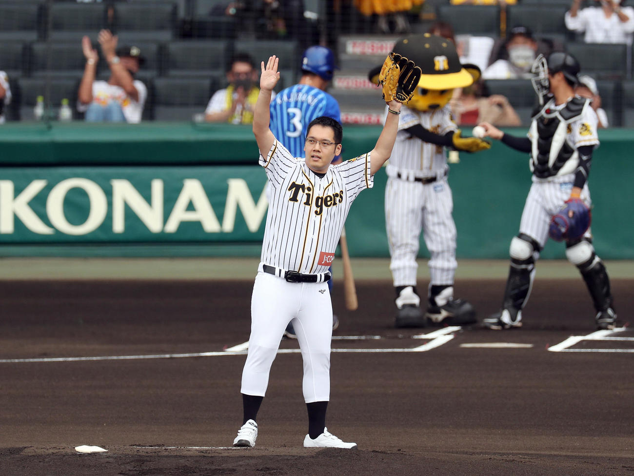 阪神対DeNA　始球式を行った神田伯山（撮影・前田充）