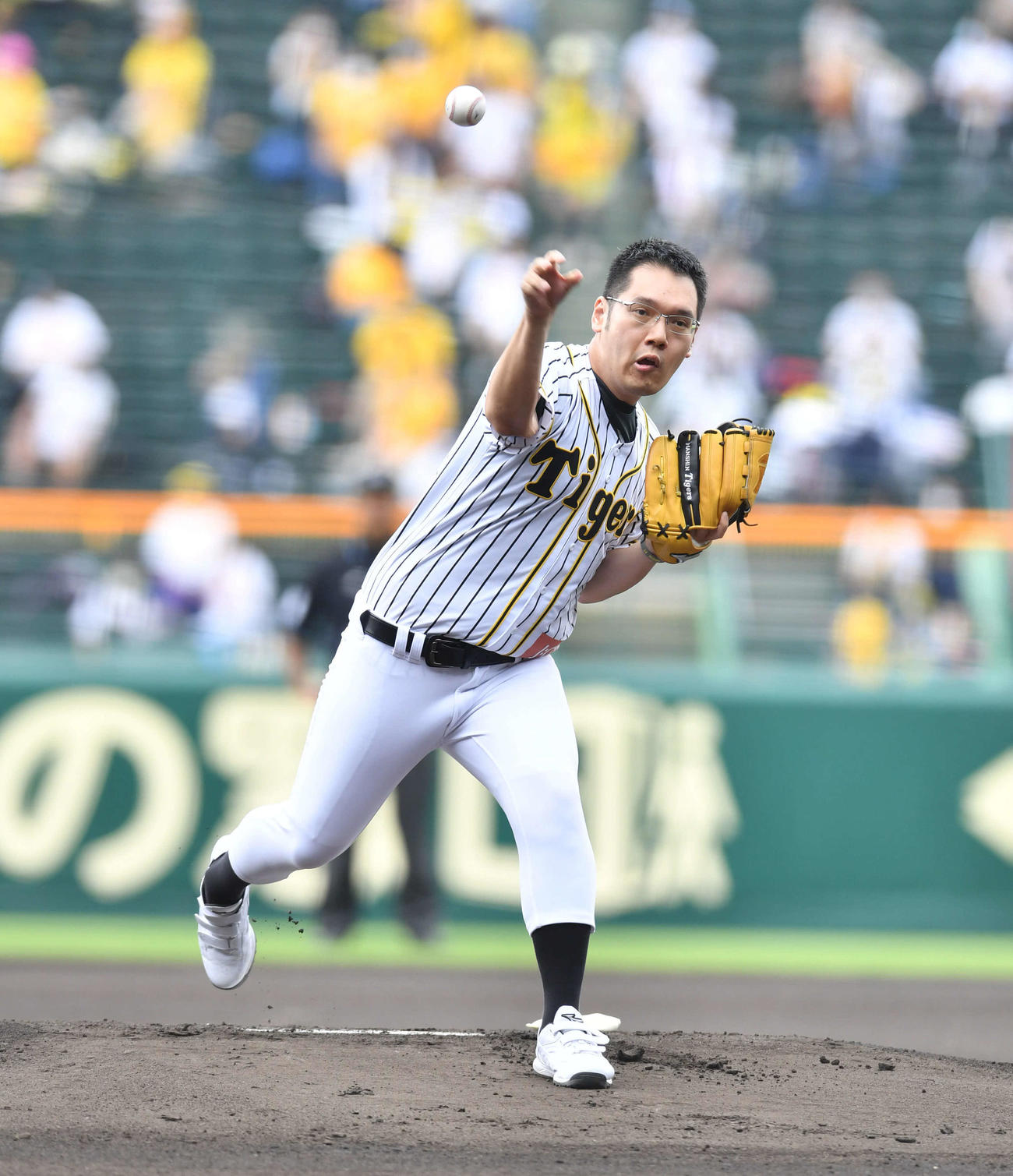 阪神対DeNA　始球式をつとめた講談師の神田伯山（撮影・岩下翔太）