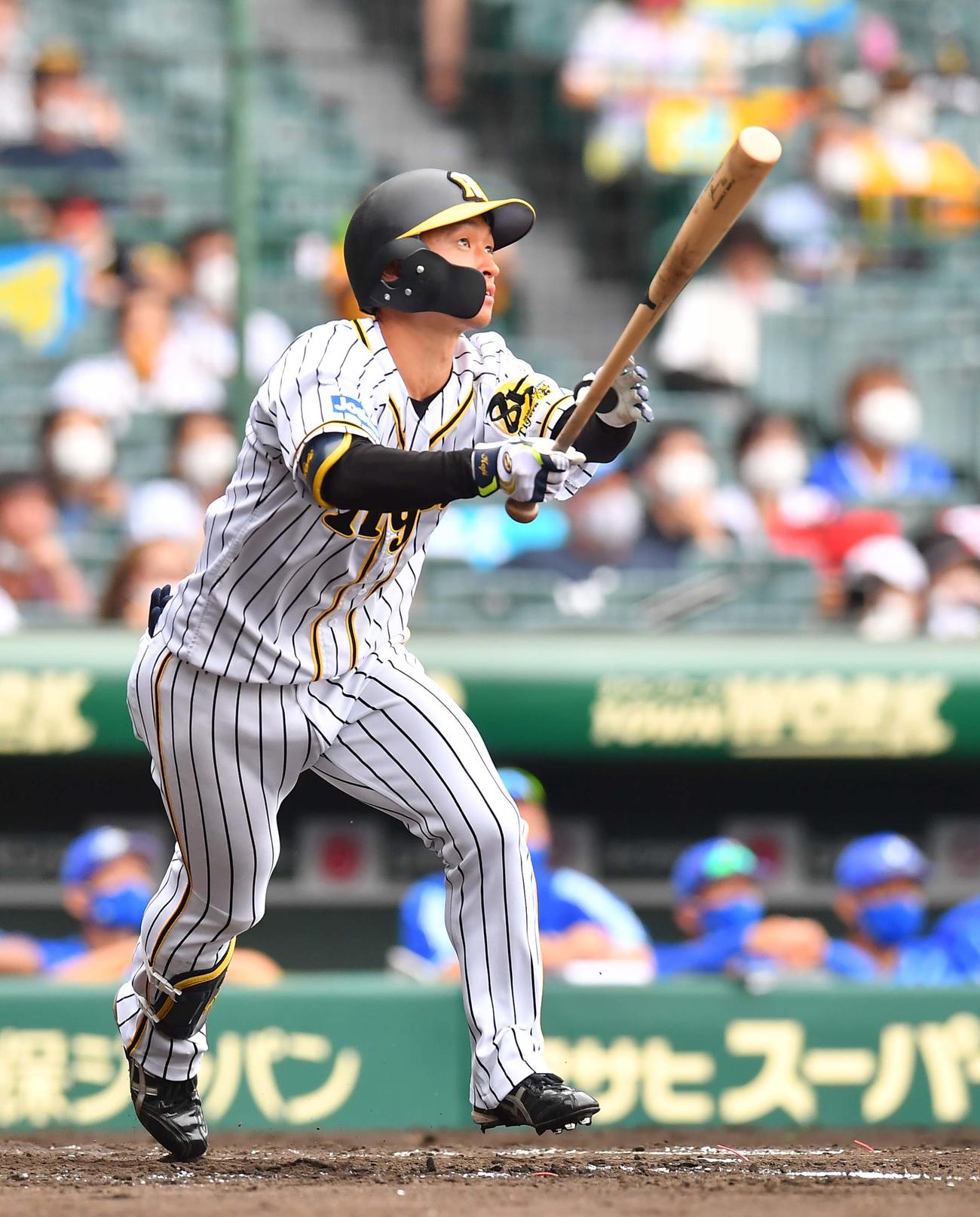 阪神対DeNA　3回裏阪神2死一塁、右中間へ先制2点本塁打を放つ近本光司（撮影・上田博志）
