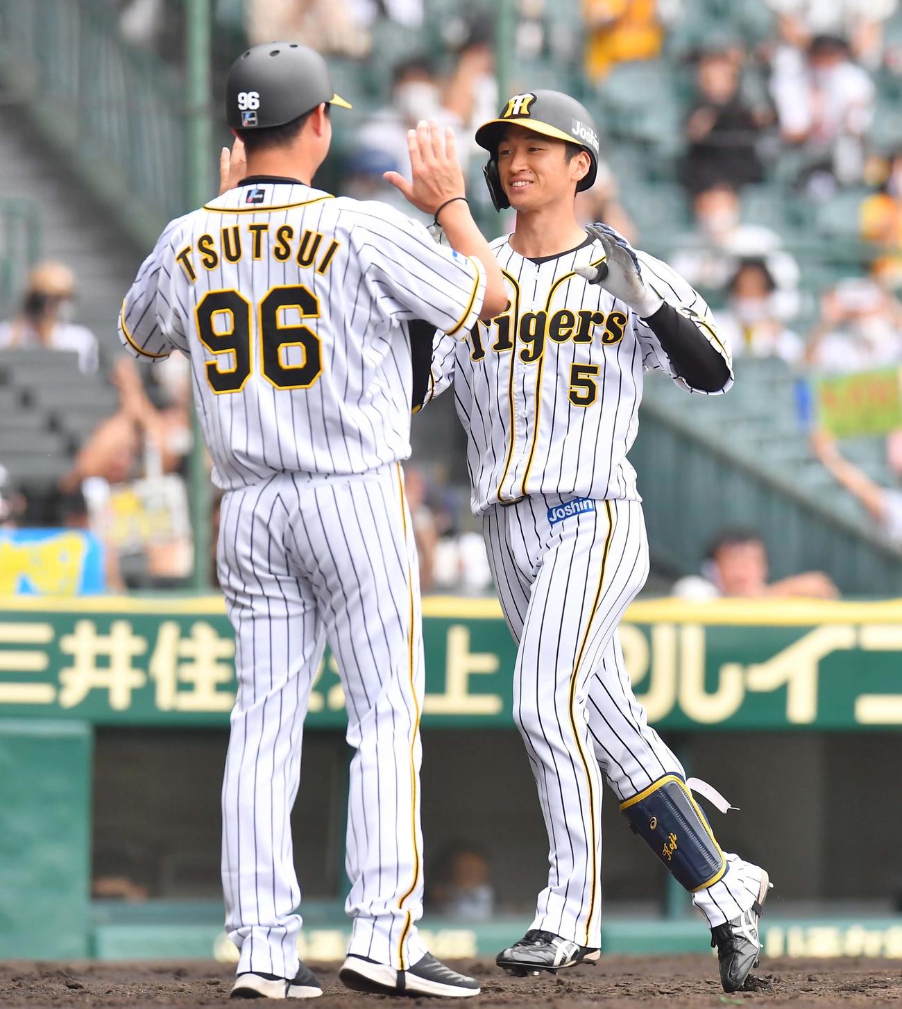 阪神対DeNA　3回裏阪神2死一塁、右中間へ先制2点本塁打を放つ近本光司（撮影・上田博志）