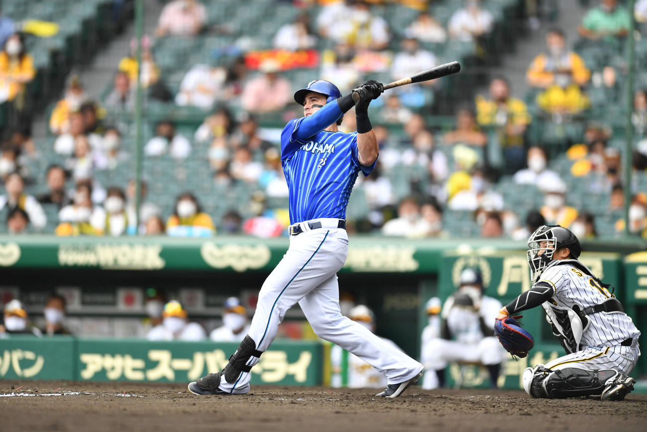 阪神対DeNA17回戦　5回表DeNA無死一、二塁、タイラー・オースティンは左越え逆転3点本塁打を放つ（撮影・岩下翔太）