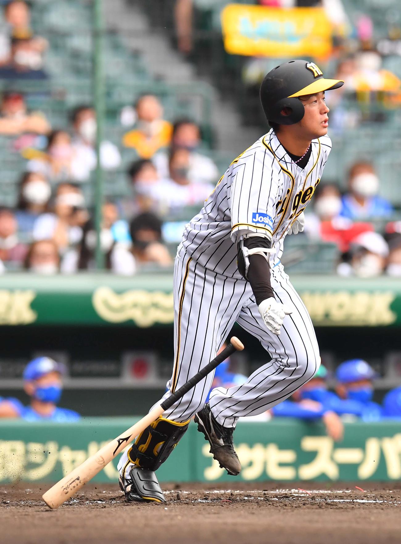 阪神対DeNA　3回裏阪神2死、右前安打を放つ高橋遥人（撮影・上田博志）