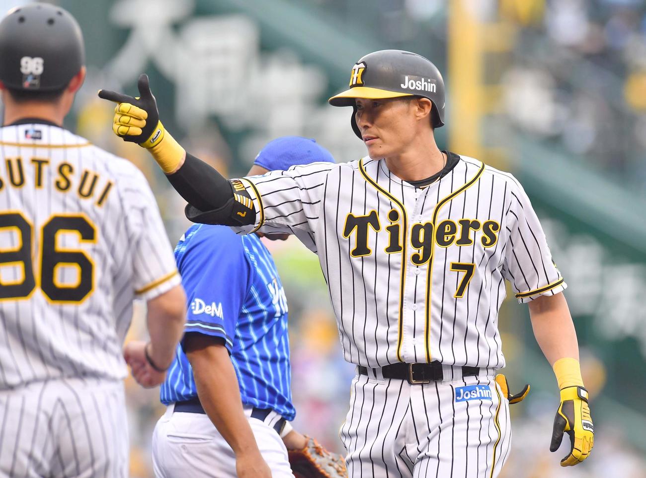 阪神対DeNA　6回裏阪神1死一、二塁、左前に同点適時打を放ちベンチを指さす糸井嘉男（撮影・上田博志）