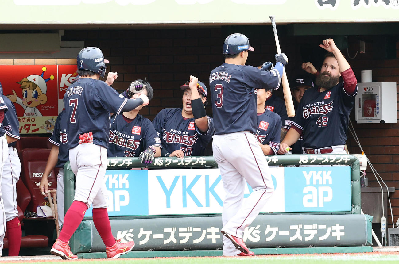 楽天対ロッテ　5回裏楽天2死一塁、勝ち越しの2点本塁打を放った浅村（3番）と鈴木大（7番）を笑顔で迎えるジョンソン（右端）（撮影・垰建太）