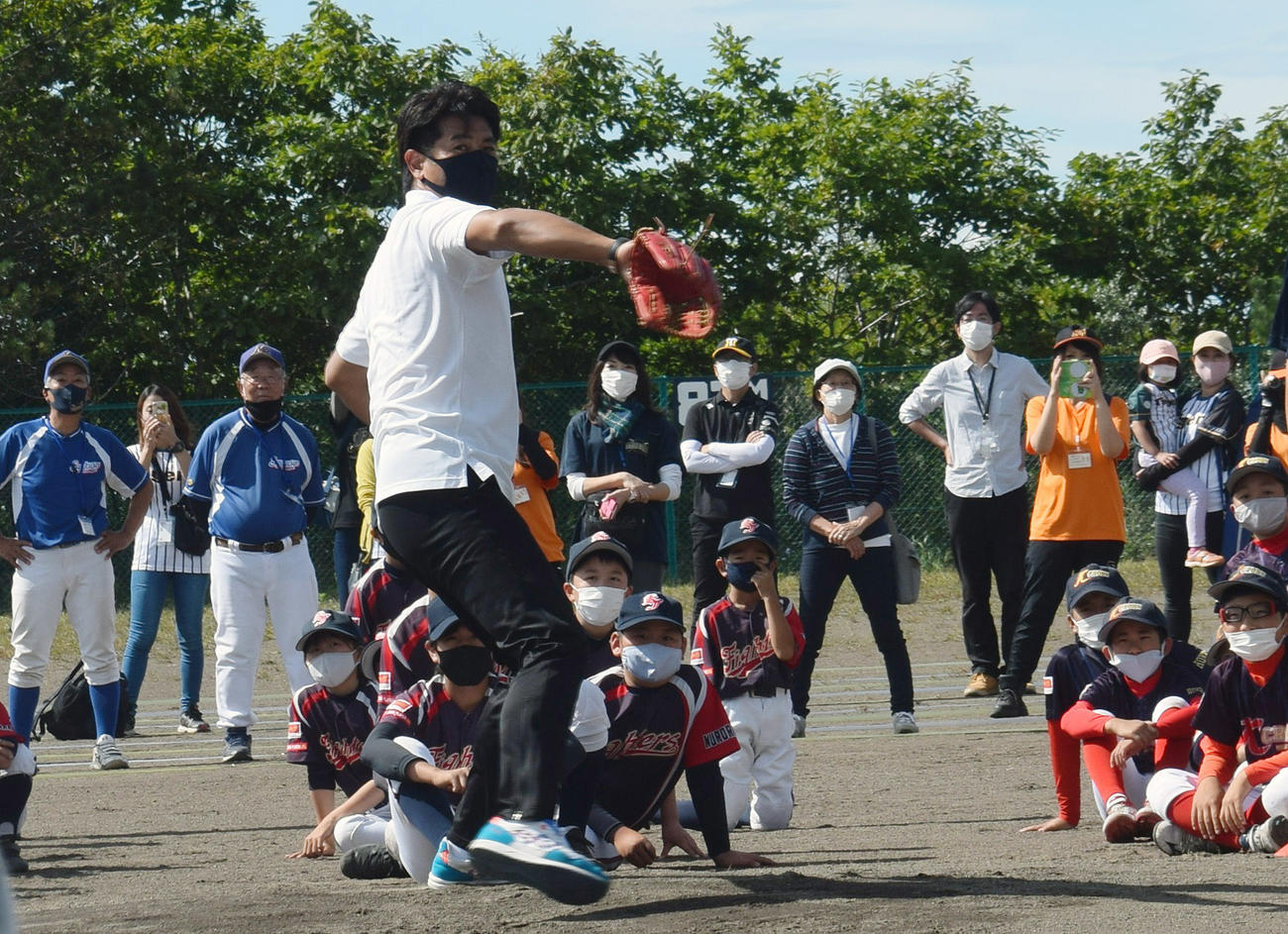 「ダイヤモンド・ブラッシュ」プロジェクトの改修完了セレモニーに出席した日本ハム稲葉SCOは野球少年とキャッチボール（球団提供）