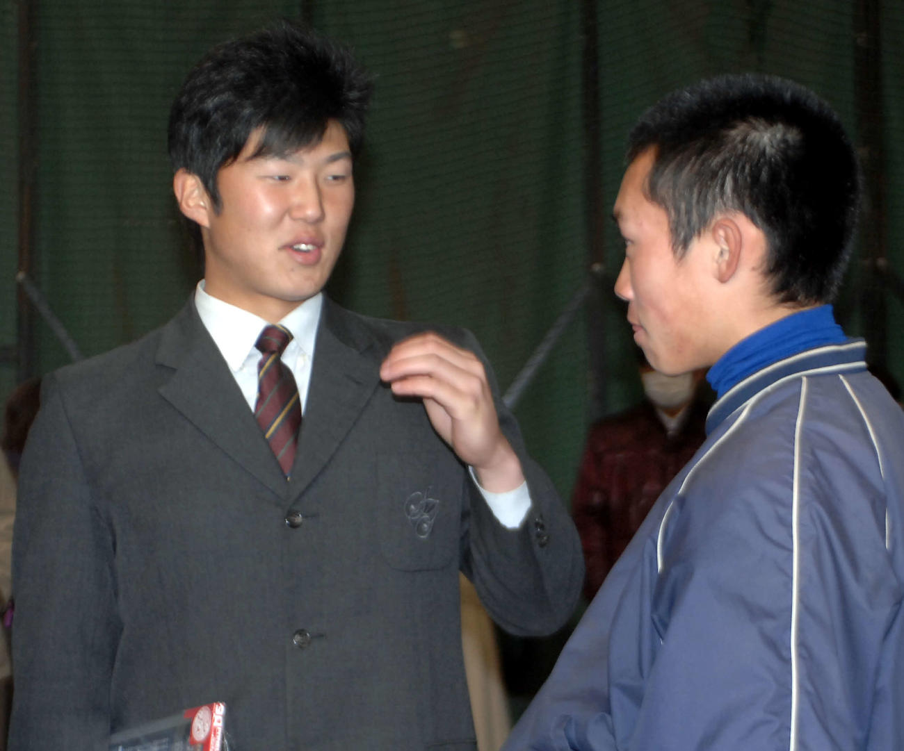 聖光学院卒業式当日に歳内が新エースの岡野（右）と話す（2012年3月1日）