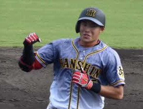 阪神ドラフト4位の遠藤成はプロ1号を放ち、ガッツポーズを見せる（撮影・只松憲）
