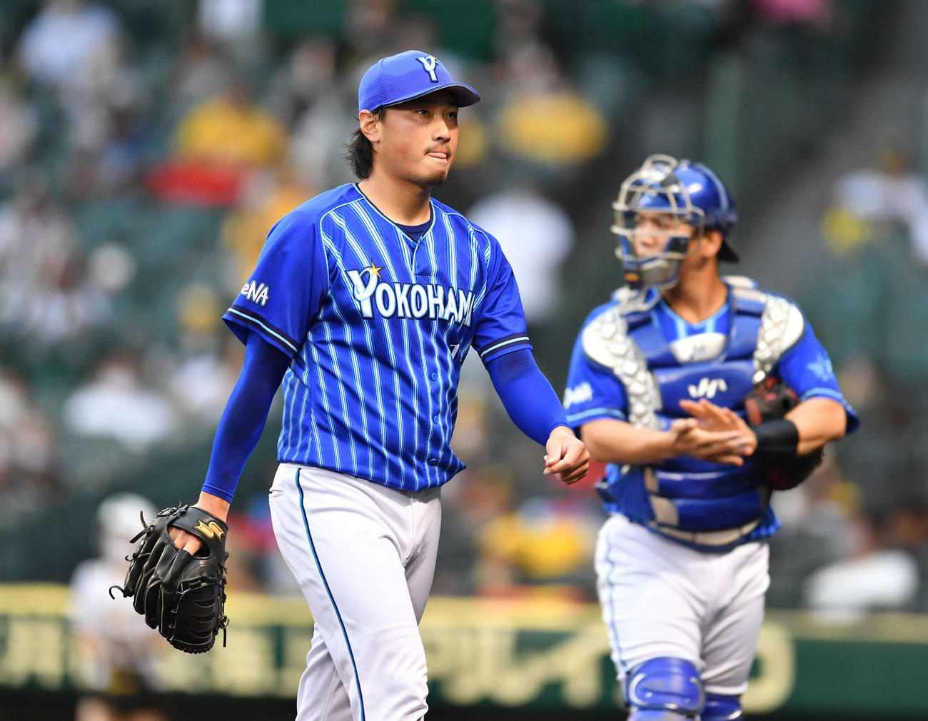 阪神対DeNA17回戦　8回裏、3失点し悔しそうな表情でベンチへ戻る石田健大（撮影・岩下翔太）