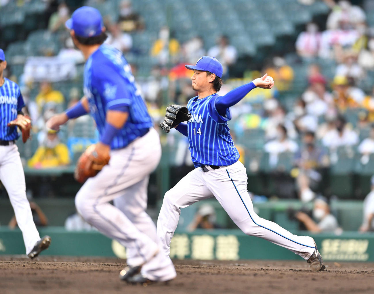 阪神対DeNA17回戦　8回裏阪神無死一塁、近本光司の投前犠打を二塁へ送球する石田健大、二塁はセーフとなり野選が記録される（撮影・岩下翔太）