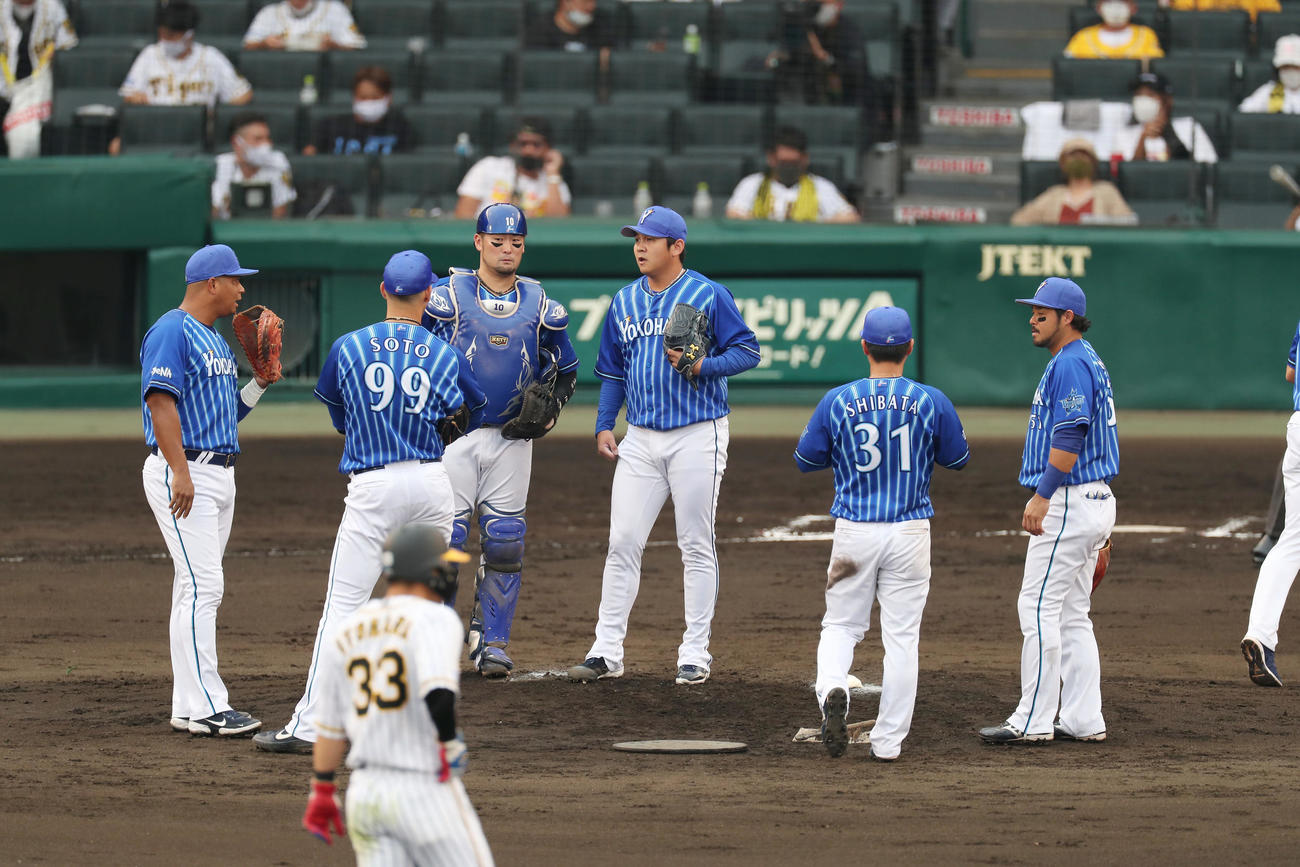 阪神対DeNA　6回裏阪神1死一、二塁、糸井に同点適時打を浴びマウンドに集まる山崎（中央）らDeNAナイン（撮影・前田充）
