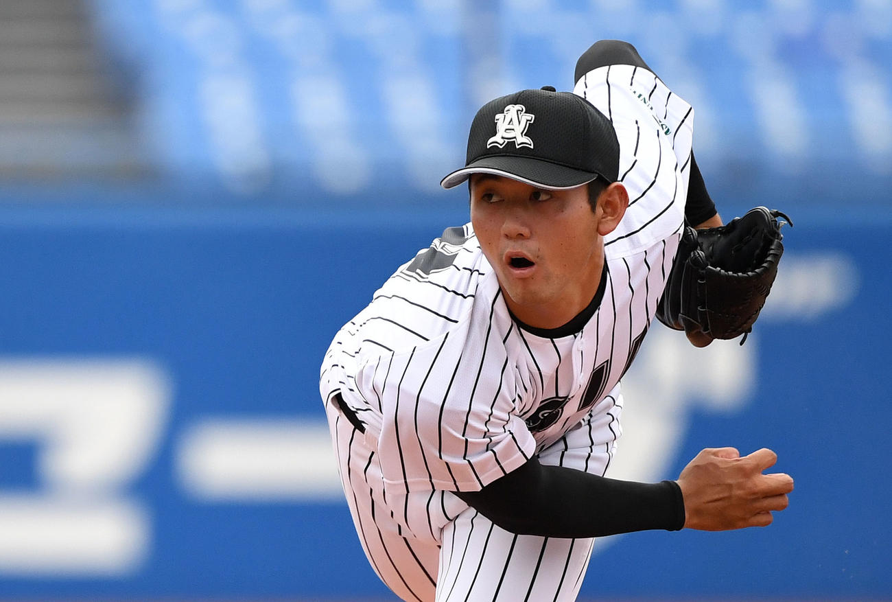 亜大対立正大　7回裏から登板した亜大・平内（撮影・横山健太）