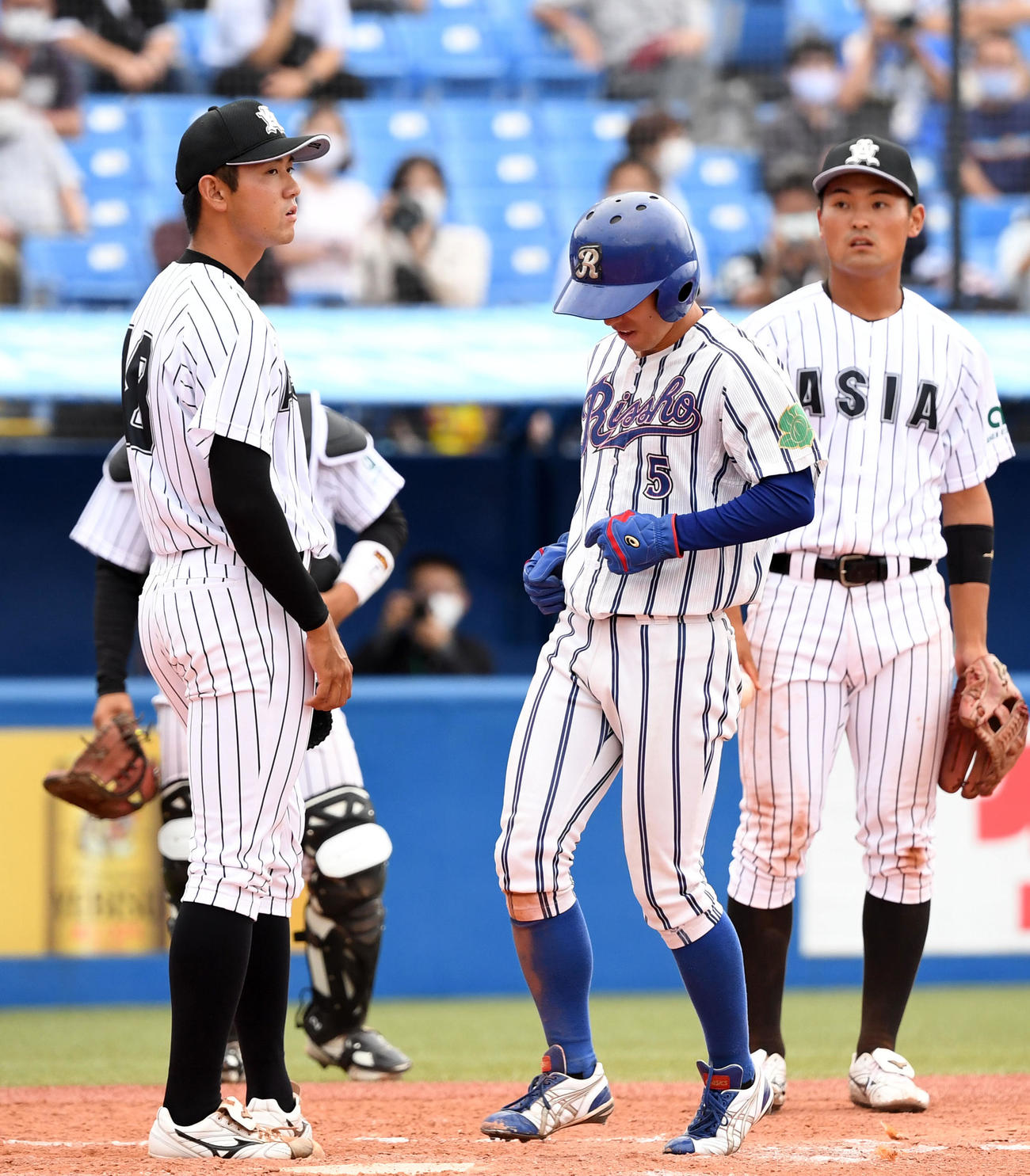 亜大対立正大　9回裏立正大1死満塁、押し出し死球で敗れ肩を落とす平内（左）（撮影・横山健太）
