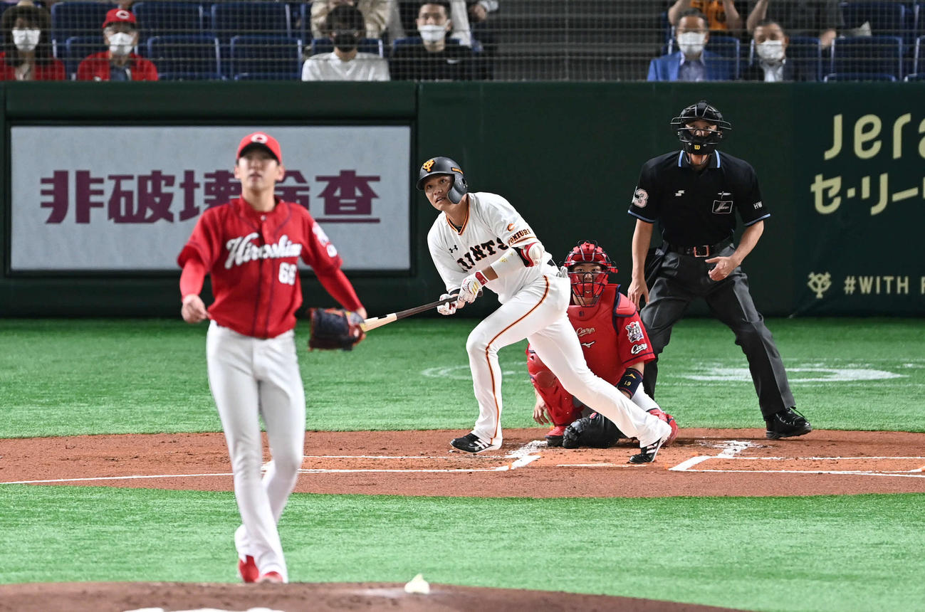 巨人対広島　1回裏巨人2死、坂本は中飛に倒れる。投手遠藤（撮影・山崎安昭）