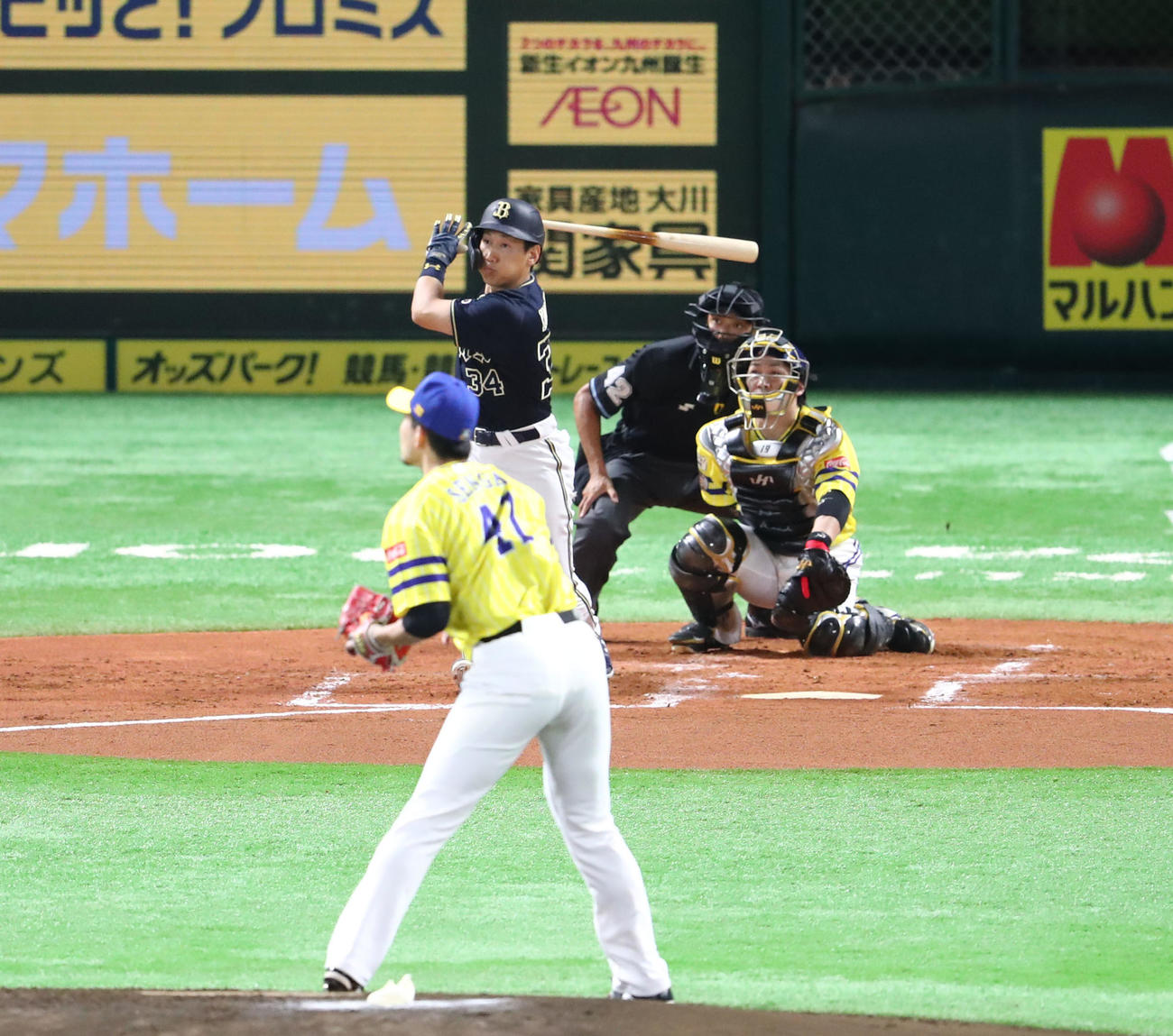 ソフトバンク対オリックス　2回表オリックス無死、吉田正は右越えに先制本塁打を放つ（撮影・梅根麻紀）