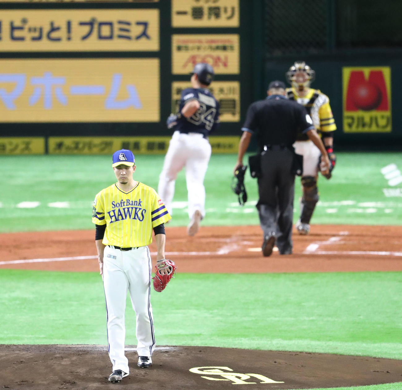 ソフトバンク対オリックス　2回表オリックス無死、吉田正に右越え先制本塁打を浴びた千賀（撮影・梅根麻紀）