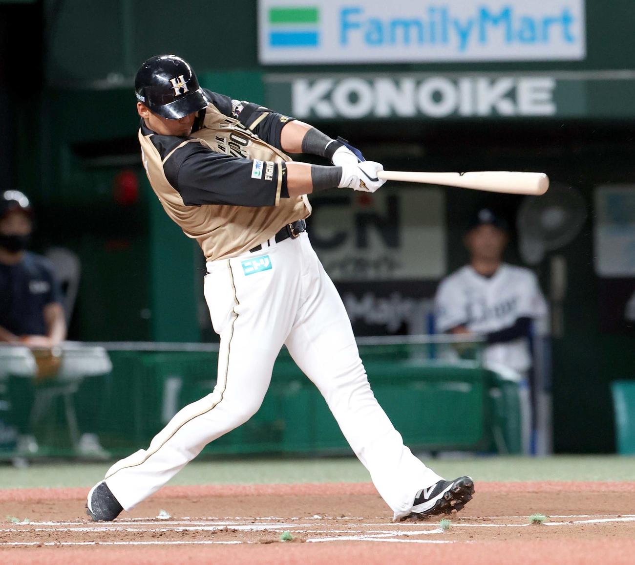 西武対日本ハム　1回表日本ハム2死二塁、中田は先制となる左越え2点本塁打を放つ（撮影・佐藤翔太）