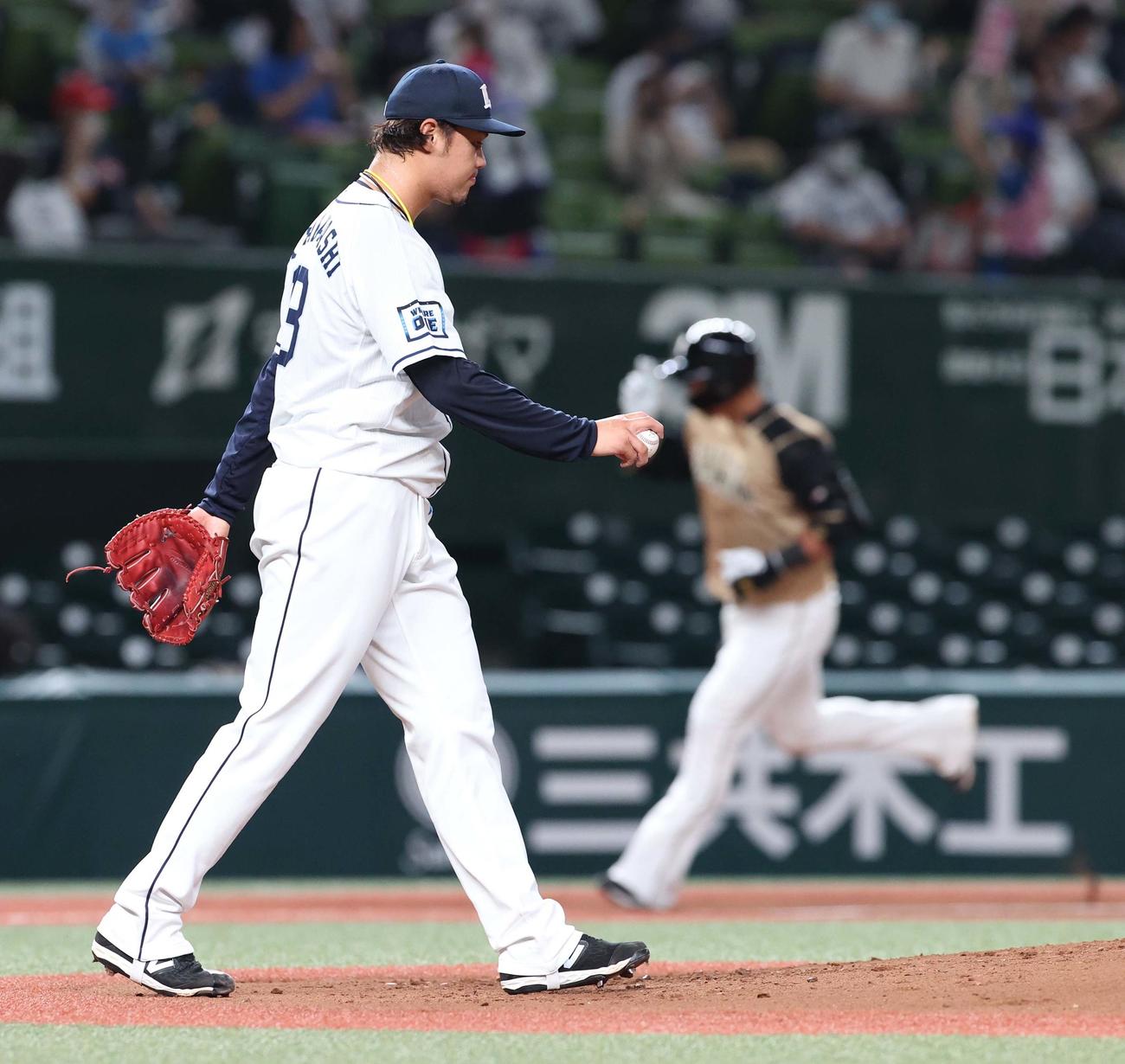 西武対日本ハム　1回表日本ハム2死二塁、中田（右奥）に先制となる左越え2点本塁打を浴びる西武高橋光（撮影・佐藤翔太）