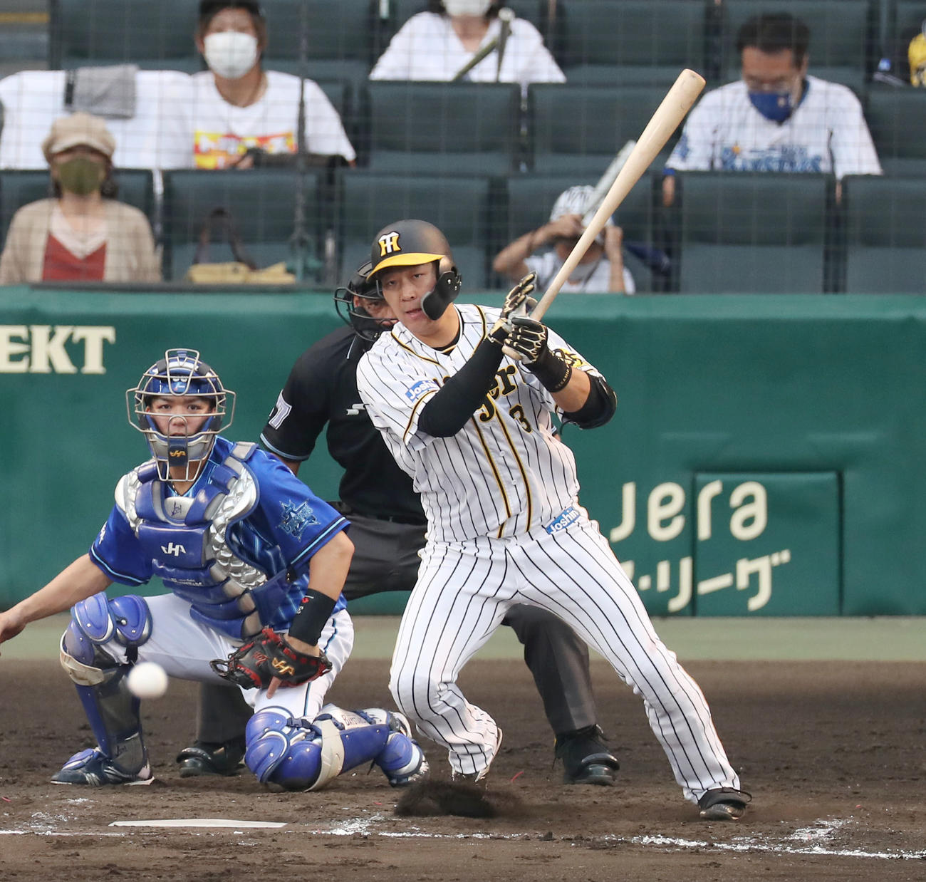 阪神対DeNA　8回裏阪神1死一、二塁、中前適時打を放つ大山（撮影・前田充）