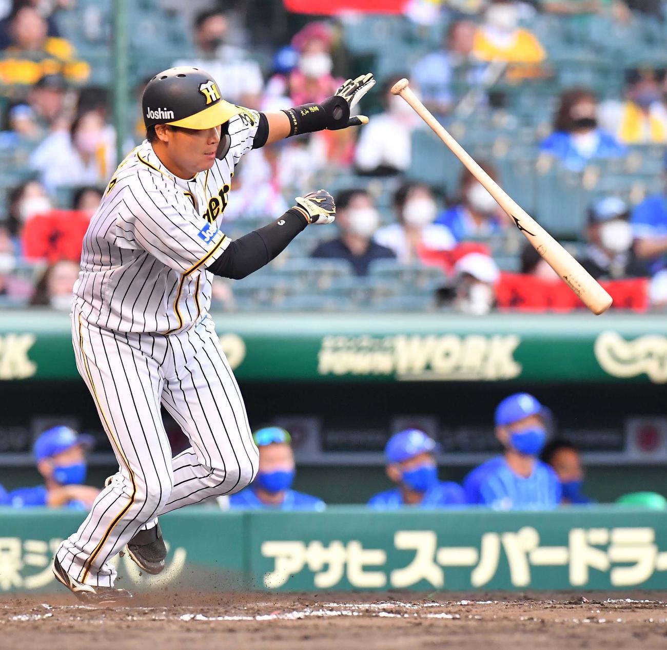 阪神対DeNA　8回裏阪神1死一、二塁、中前に適時打を放つ大山悠輔（撮影・上田博志）