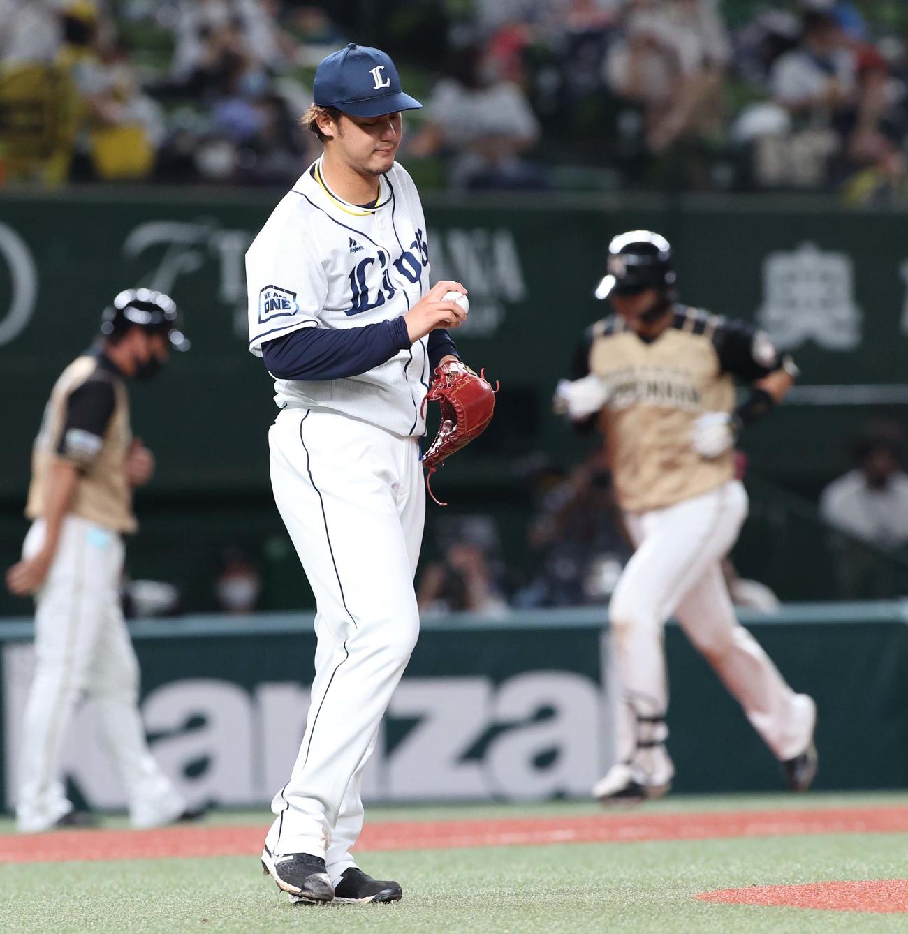 西武対日本ハム　2回表日本ハム1死二塁、清水（右奥）に左越え2点本塁打を浴びる西武高橋光（撮影・佐藤翔太）