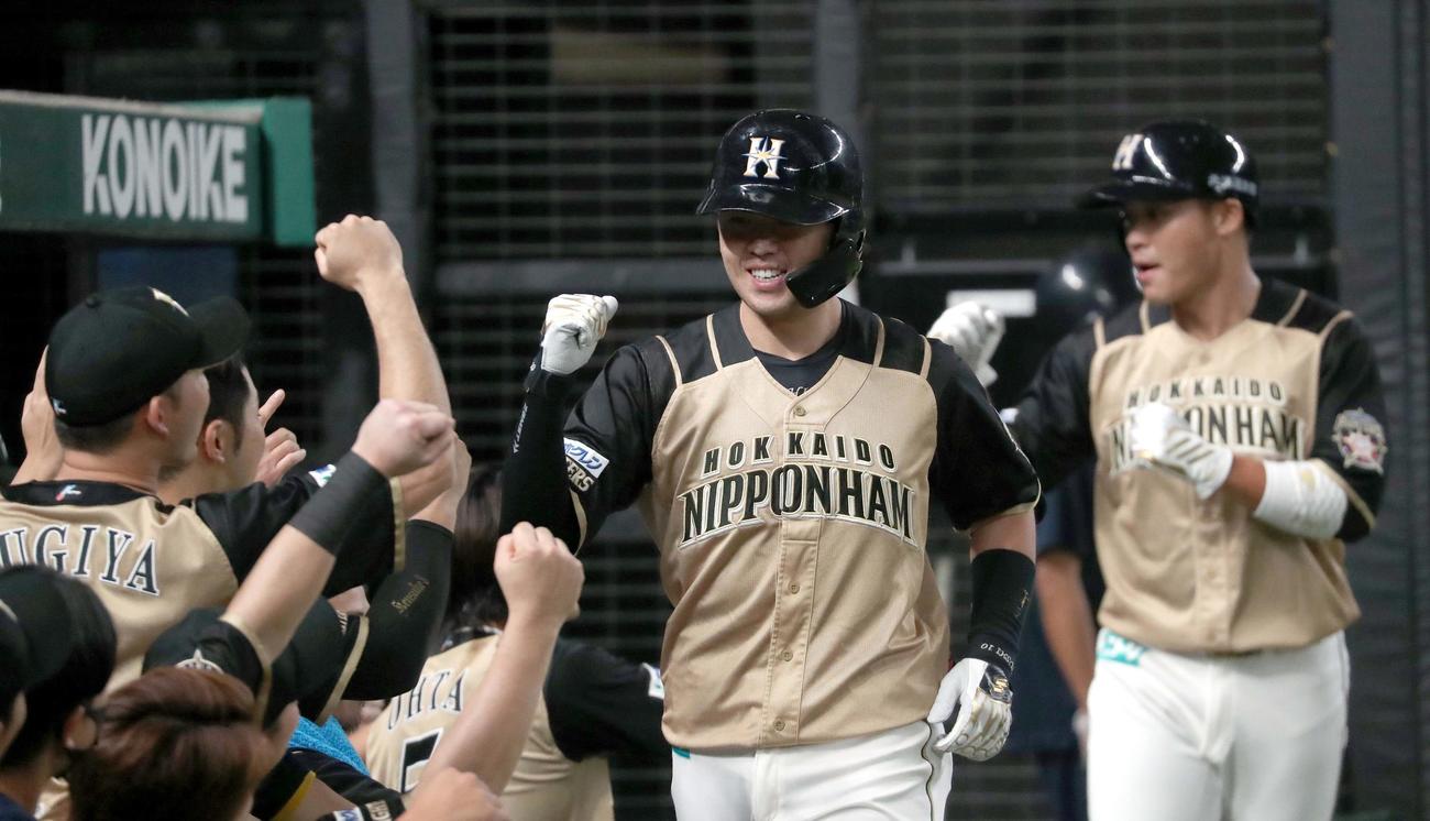 西武対日本ハム　2回表日本ハム1死二塁、清水（中央）は左越え2点本塁打を放ちチームメートに出迎えられる（撮影・佐藤翔太）