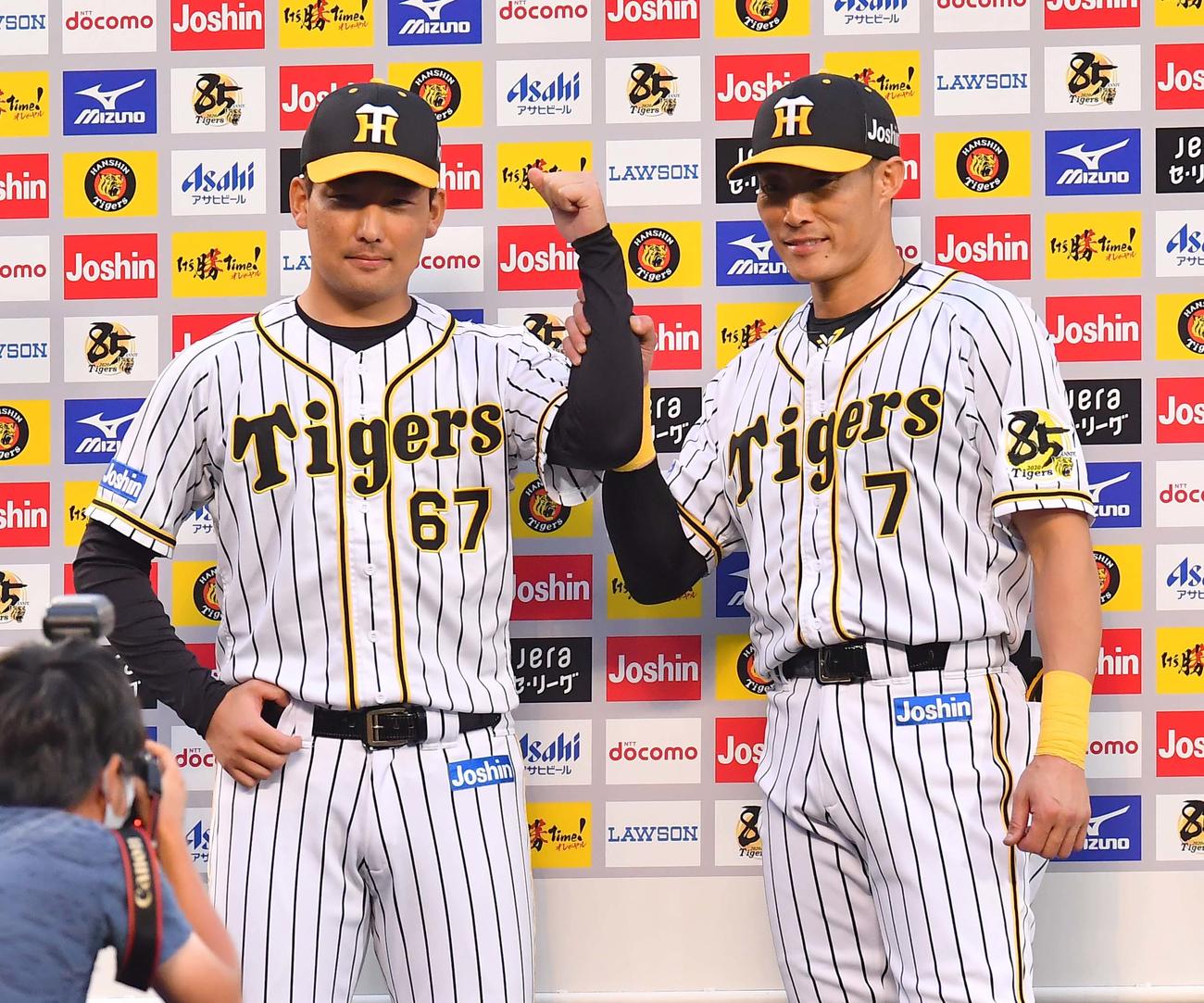 阪神対DeNA　お立ち台でポーズを決める糸井嘉男（右）と岩崎優（撮影・上田博志）