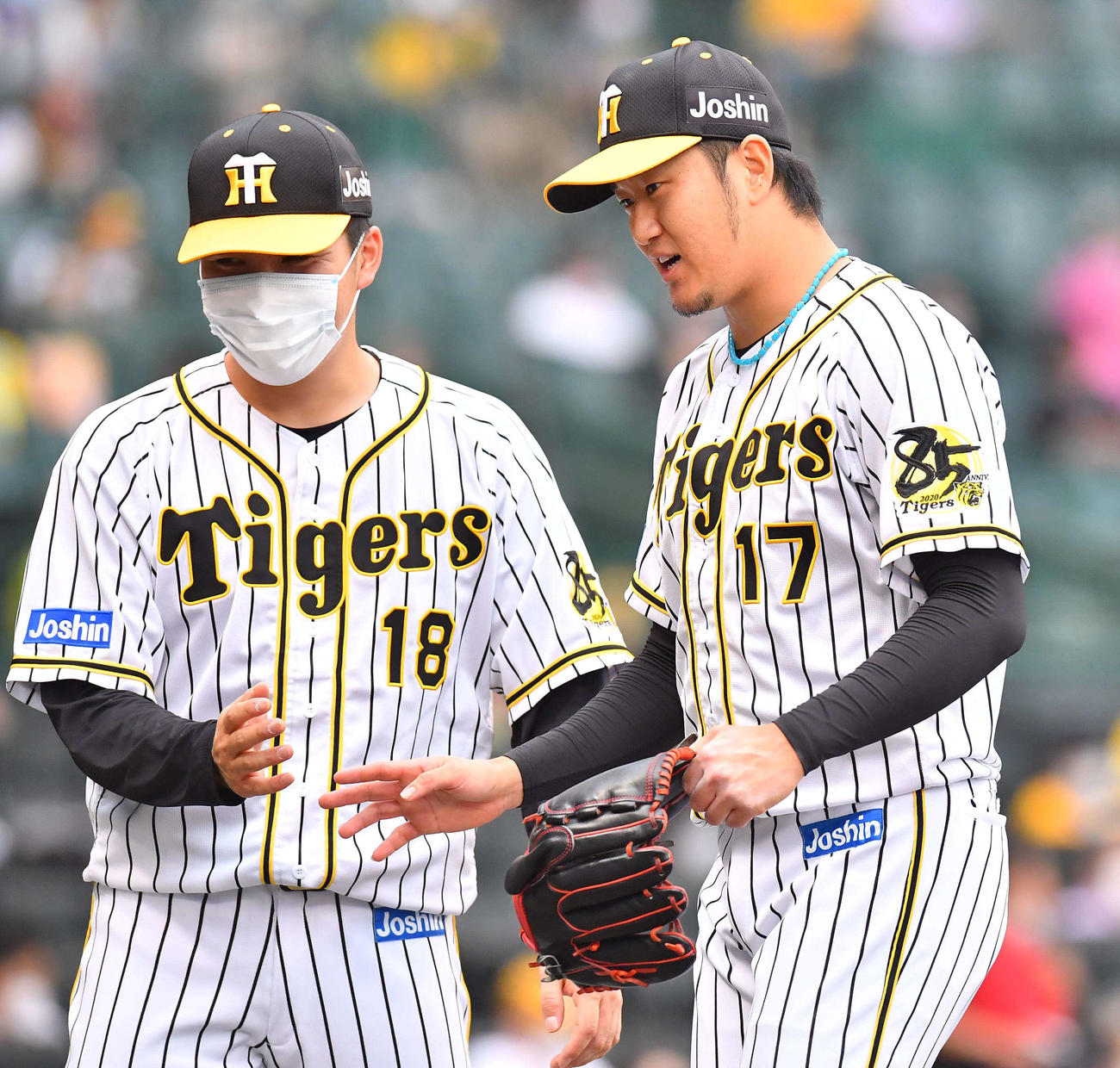 阪神対DeNA　7回を無失点に抑え馬場皐輔（左）の出迎えを受ける岩貞祐太（撮影・上田博志）