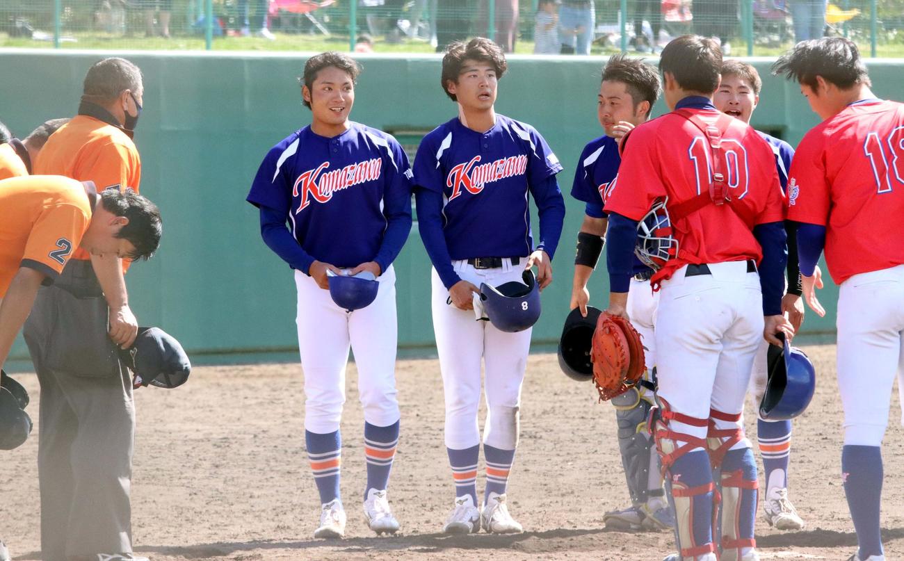 函館大対苫小牧駒大　登板はなかったが、サヨナラ勝ちに笑顔の苫小牧駒大主将でエースの伊藤（左）（撮影・永野高輔）