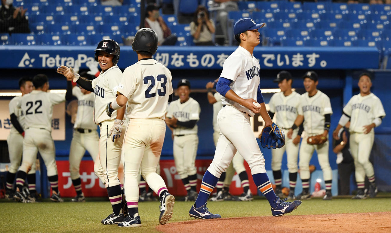 国学院大対駒大　8回表国学院大2死一、三塁、山本ダンテの左前2点適時打で逆転を許し肩を落とす竹本（右）（撮影・横山健太）