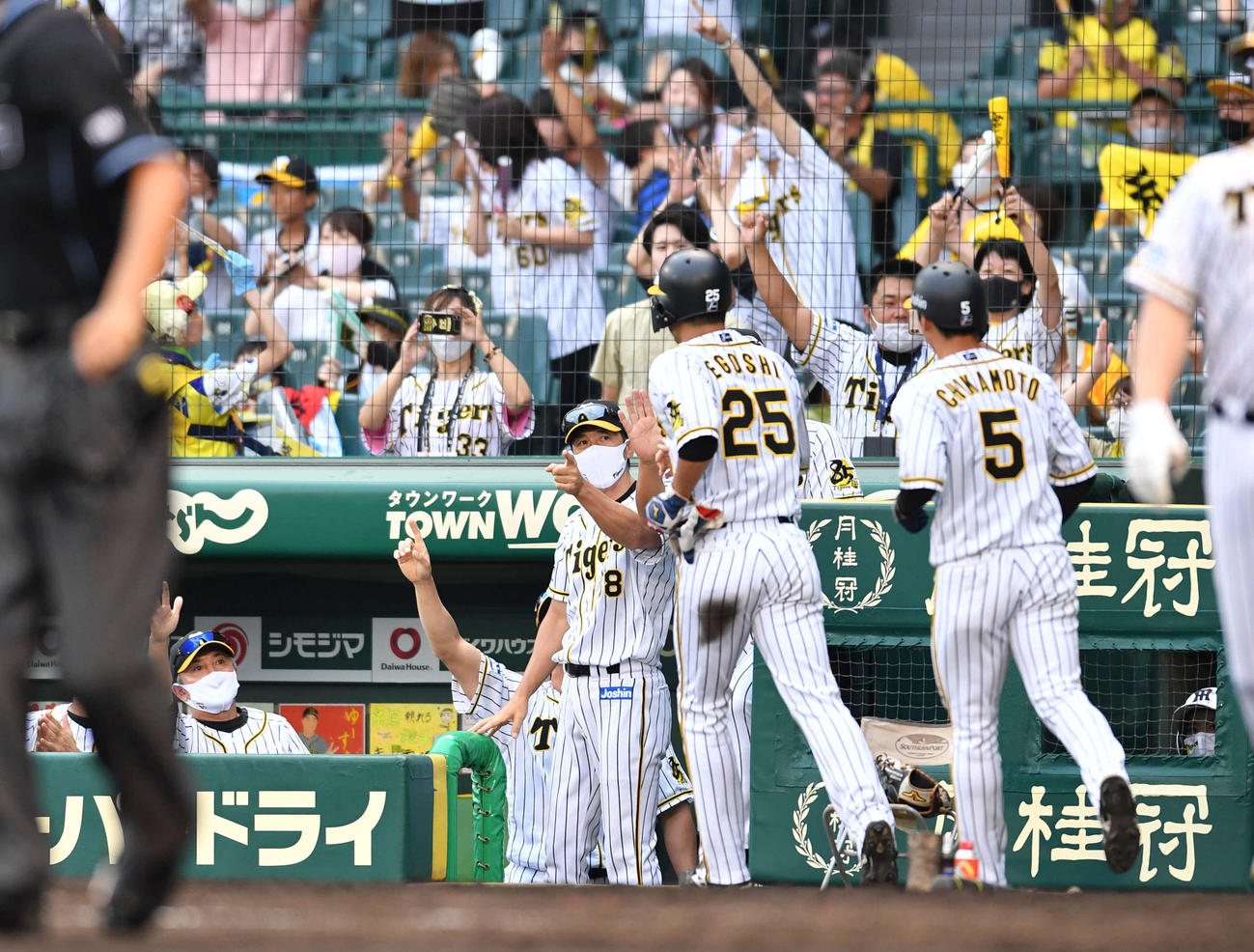 阪神対DeNA　8回裏阪神1死二、三塁、糸井が右中間へ勝ち越しの2点適時二塁打を放ち、生還した（右から）近本、江越を迎える矢野監督（撮影・岩下翔太）