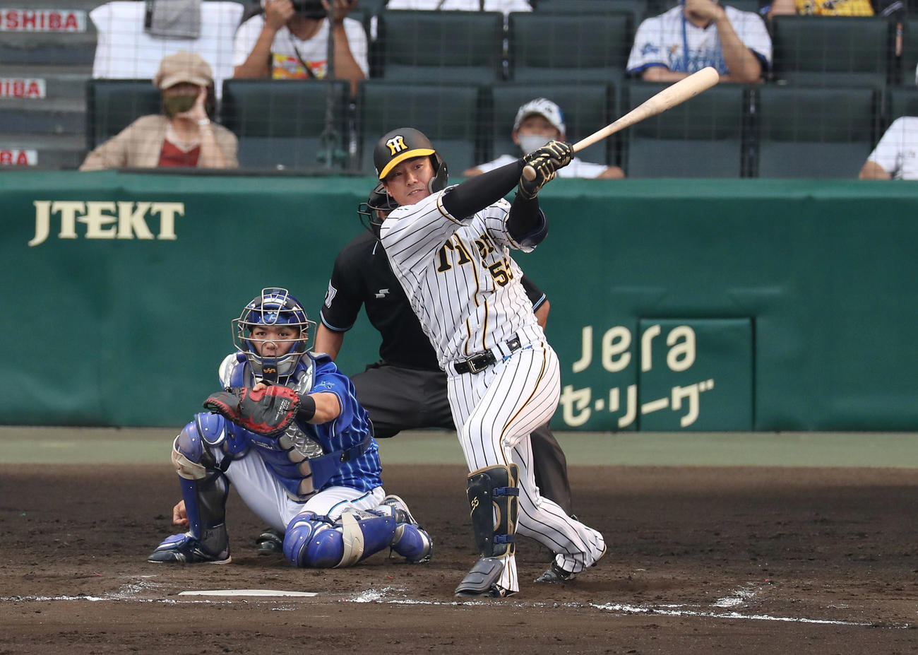 阪神対DeNA　8回裏阪神無死、左前打を放つ陽川（撮影・前田充）