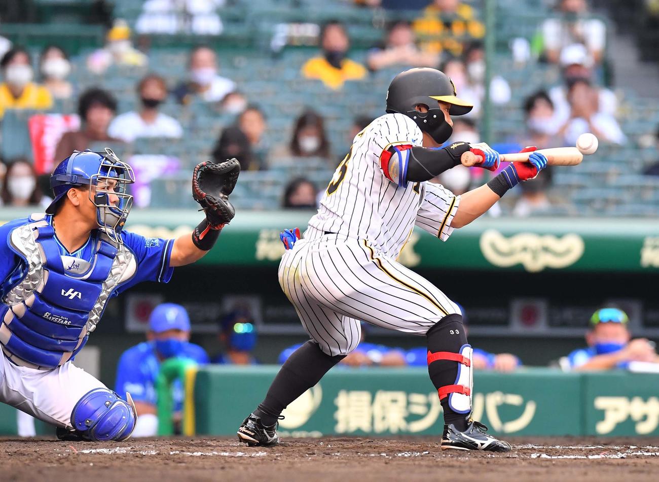 阪神対DeNA　8回裏阪神無死一、二塁、送りバントを決める糸原（撮影・上田博志）