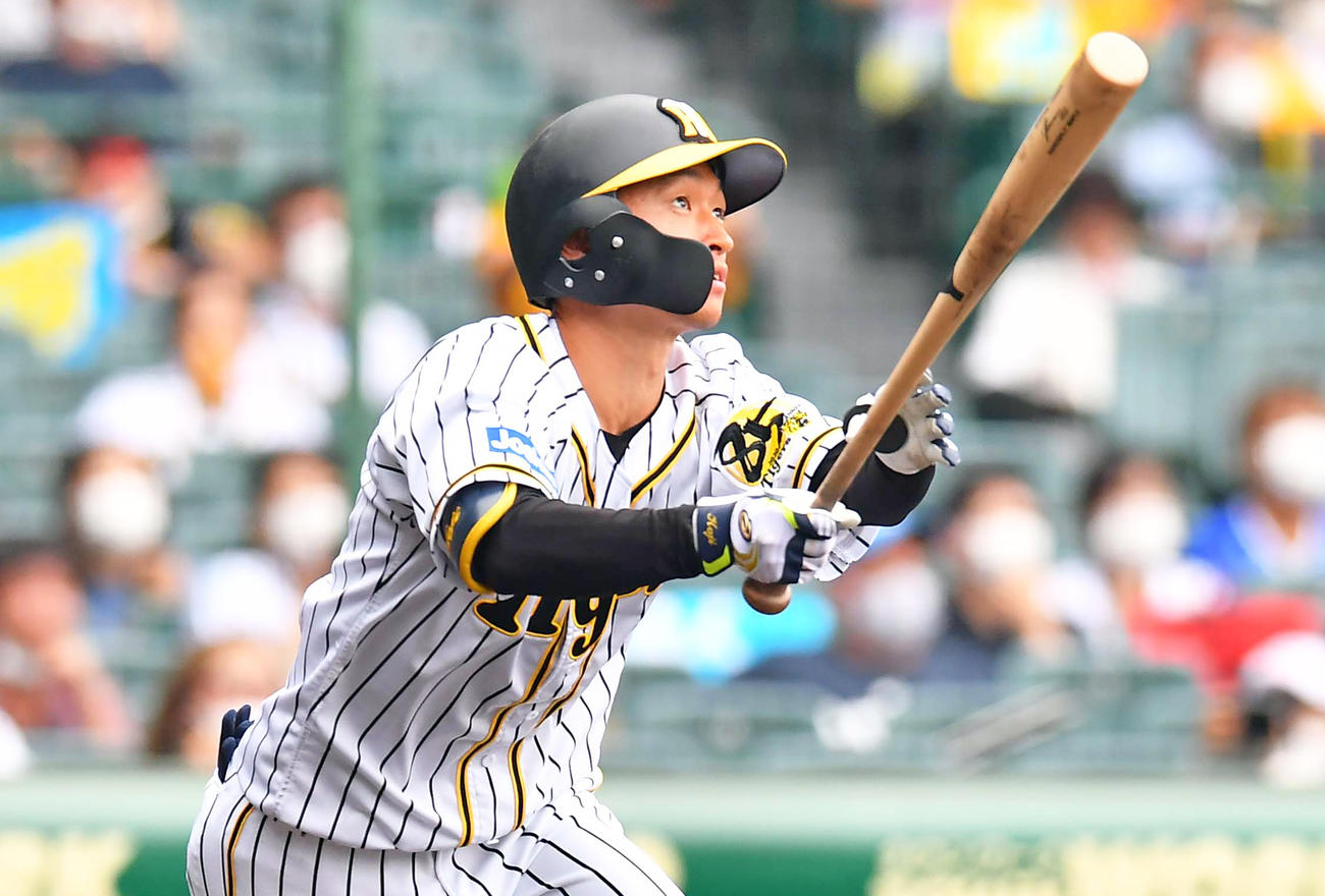 阪神対DeNA　3回裏阪神2死一塁、近本は右中間へ先制2点本塁打を放つ（撮影・上田博志）