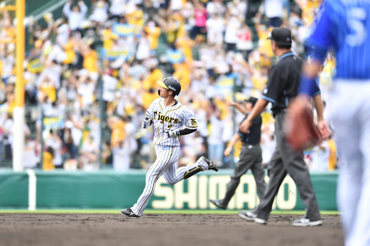 阪神対DeNA　3回裏阪神2死一塁、右中間へ先制の2点本塁打を放った近本（撮影・岩下翔太）