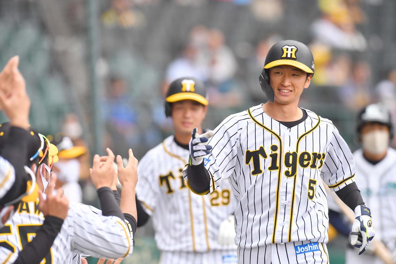 阪神対DeNA　3回裏阪神2死一塁、右中間へ先制2点本塁打を放った近本はナインの出迎えに笑顔を見せる（撮影・上田博志）