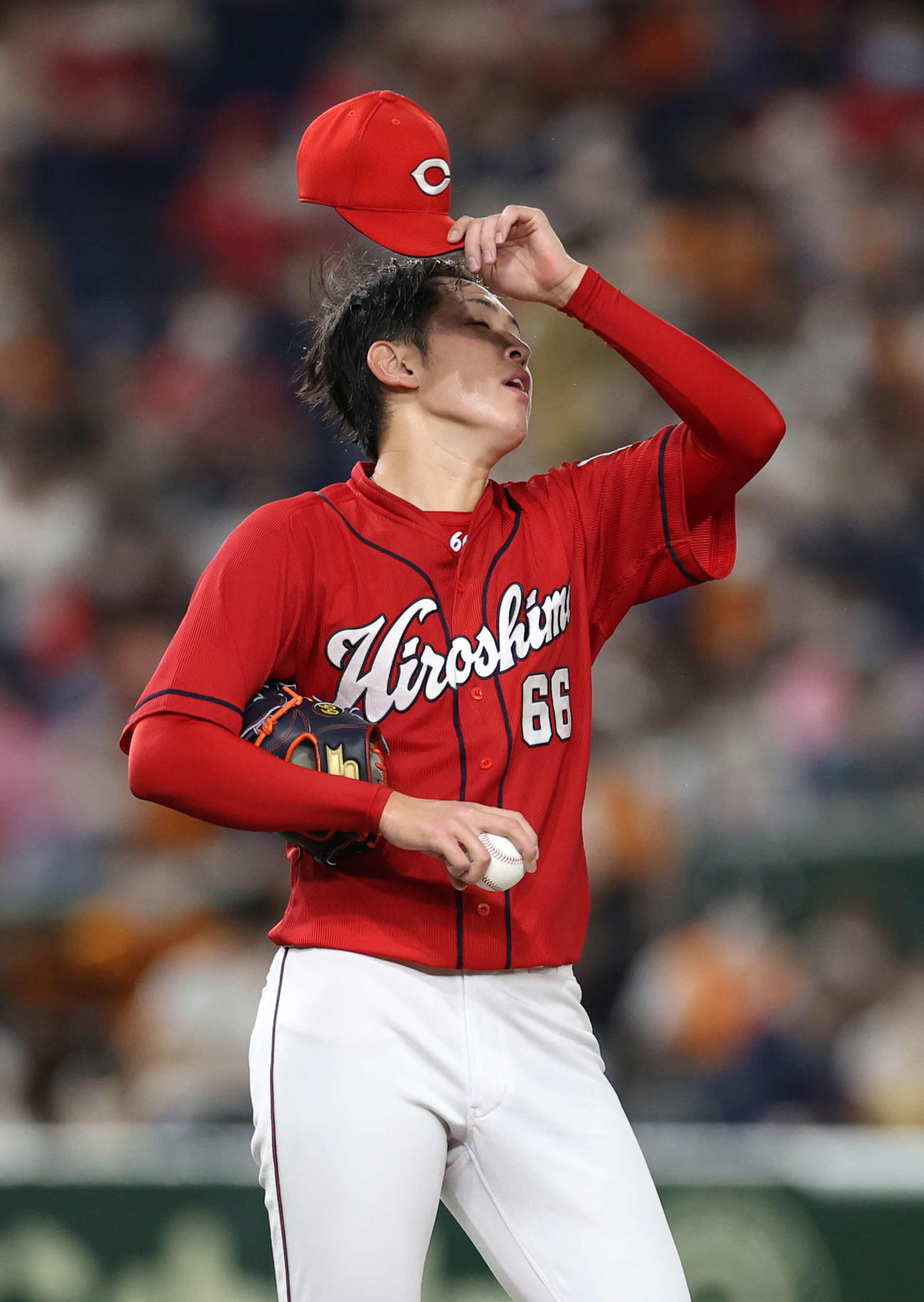 巨人対広島　3回裏巨人2死二塁、松原に先制の適時二塁打を浴びた遠藤は坂本の打席を前に汗をぬぐう（撮影・河野匠）